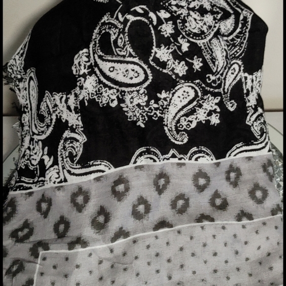 Express Multipatterned Black & Gray Scarf. - Picture 4 of 6